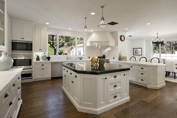 Кухня-столовая в белом цвете и классическом стиле