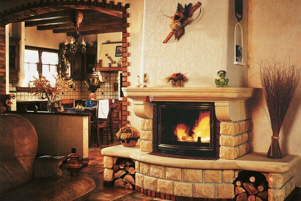 Elegante interior con chimenea