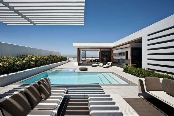 Piscina al aire libre con mesa y Sofá