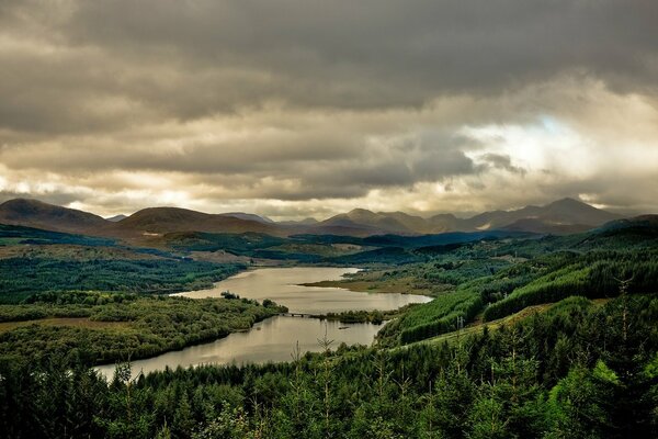 Panorama del río entre los bosques de Escocia