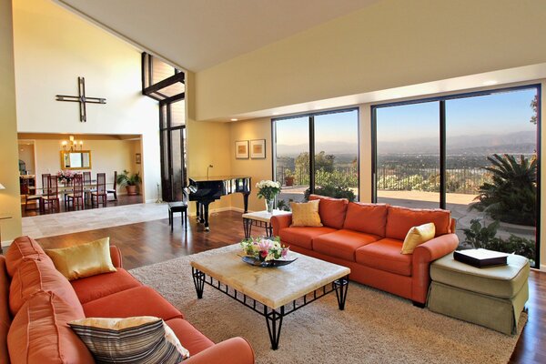 Elegante interior de la casa con una vista fresca desde la ventana