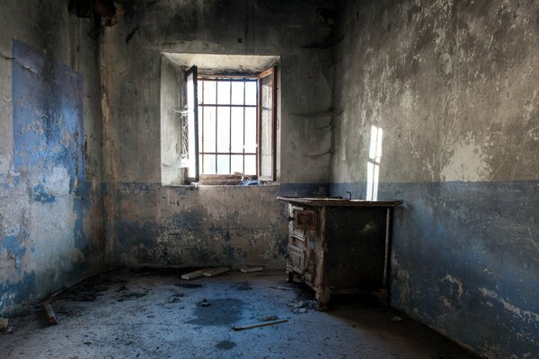 Chambre avec des grilles sur les fenêtres. Peinture sur les murs