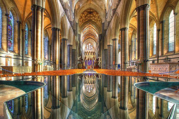 Belle cathédrale avec vitraux et colonnes