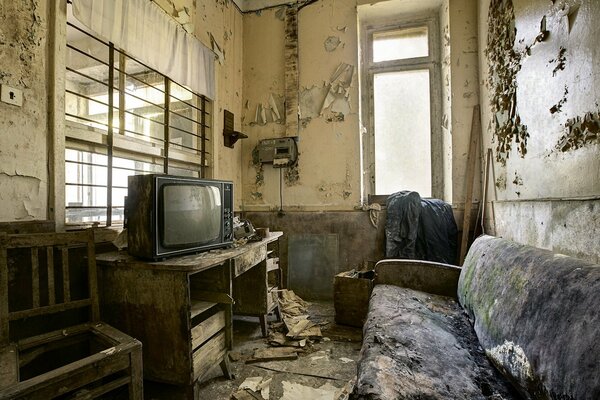 Sowjetische verlassene Wohnung mit sauberem Fernseher