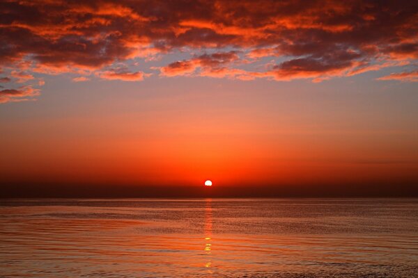 Reflejo de la puesta de sol en el mar