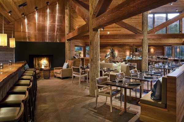 Salle de banquet en bois avec chaises