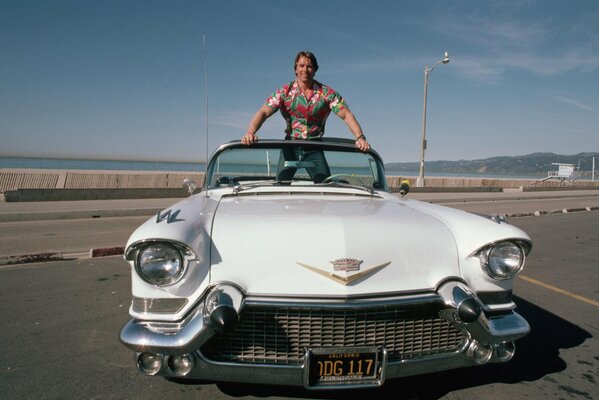 Film avec Arnold Schwarzenegger . voiture de luxe