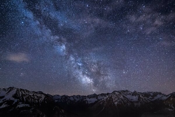 Heller Sternenhimmel über den Bergen