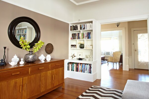 Una delle stanze del cottage residenziale. Elegantemente attrezzato con un comodino in legno e una libreria