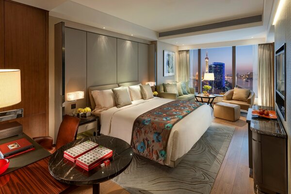 Diseño de dormitorio, cama, almohadas, mesas, sillón. Estilo interior vista de mesa y mesa . Ciudad de las flores, Shanghai Pudong
