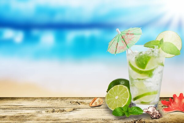 Erfrischender eisiger Mojito mit Cocktailschirm und Limette