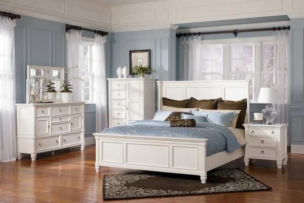Jasny pokój z łóżkiem i białymi meblami