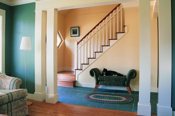 Elegante casa y columnas y escaleras