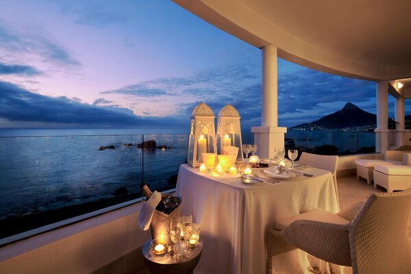 Dîner chic au bord de l océan dans l éclairage des bougies