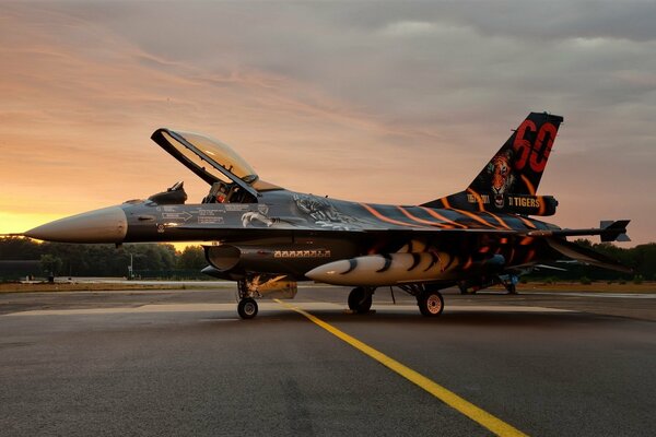 Das Kampfflugzeug vor dem Hintergrund des Sonnenuntergangs ist bereit für den Abflug