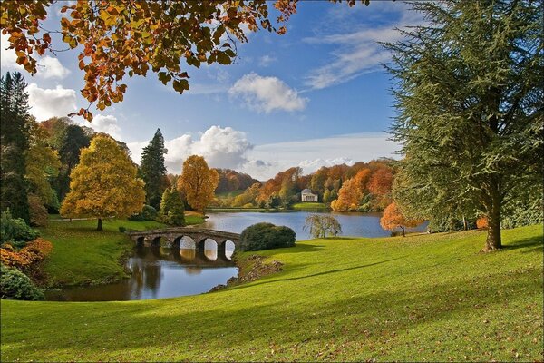 Das herbstliche England. Eine Brücke. See