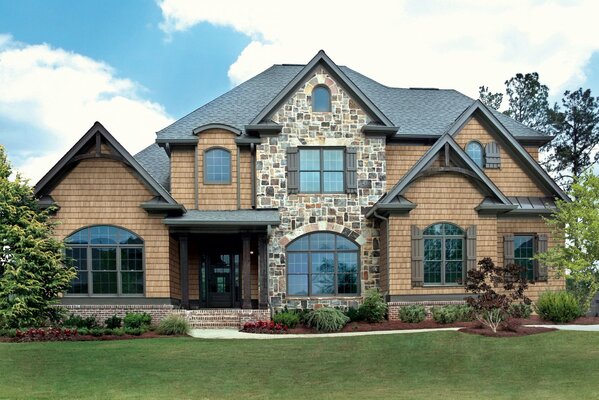 Casa con estilo contra el cielo azul