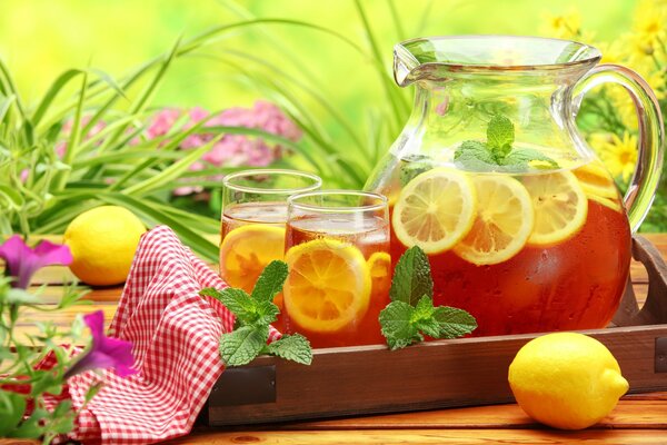 Nature morte d été limonade lumineuse avec du citron dans une carafe et des verres