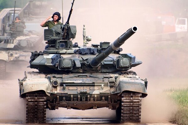 Soldat auf dem russischen Panzer t-90