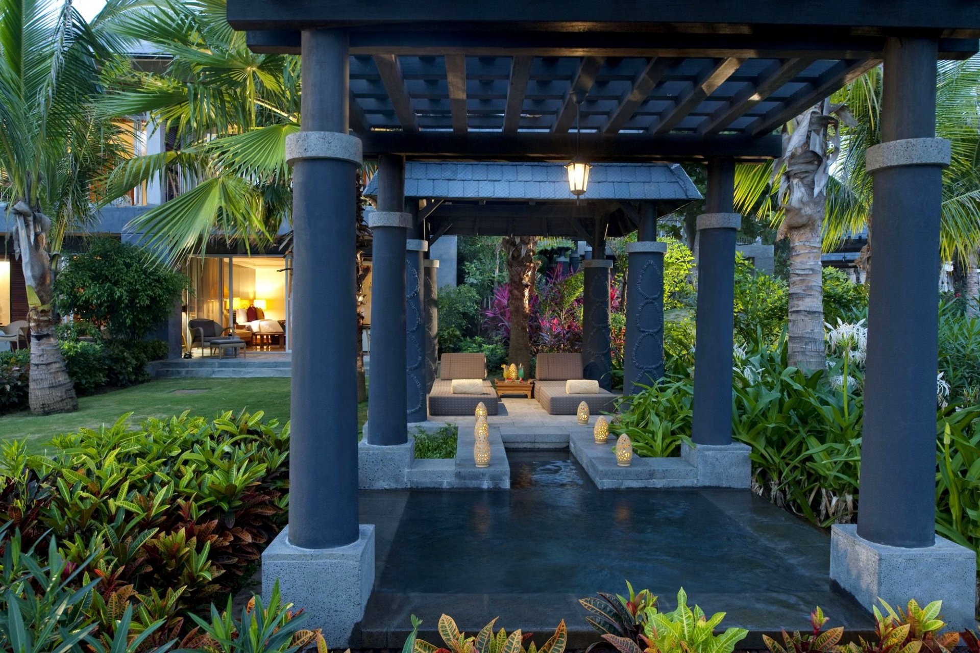 intérieur extérieur design style piscine soirée palmiers arbres chaises longues lanternes station balnéaire sanya