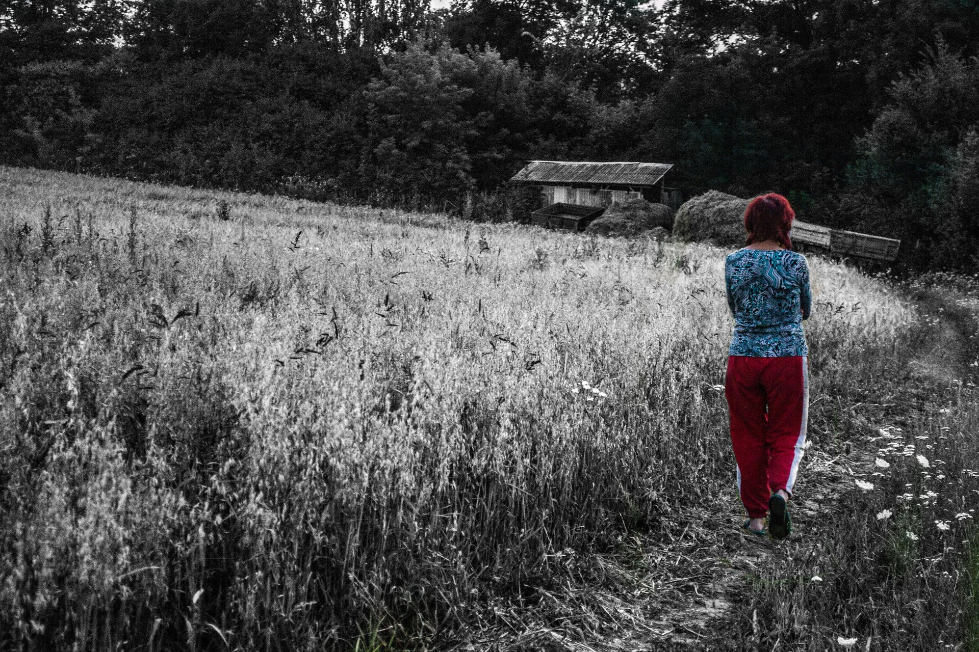 donna villaggio paesaggio natura sera campo grano spighette rosso bianco e nero