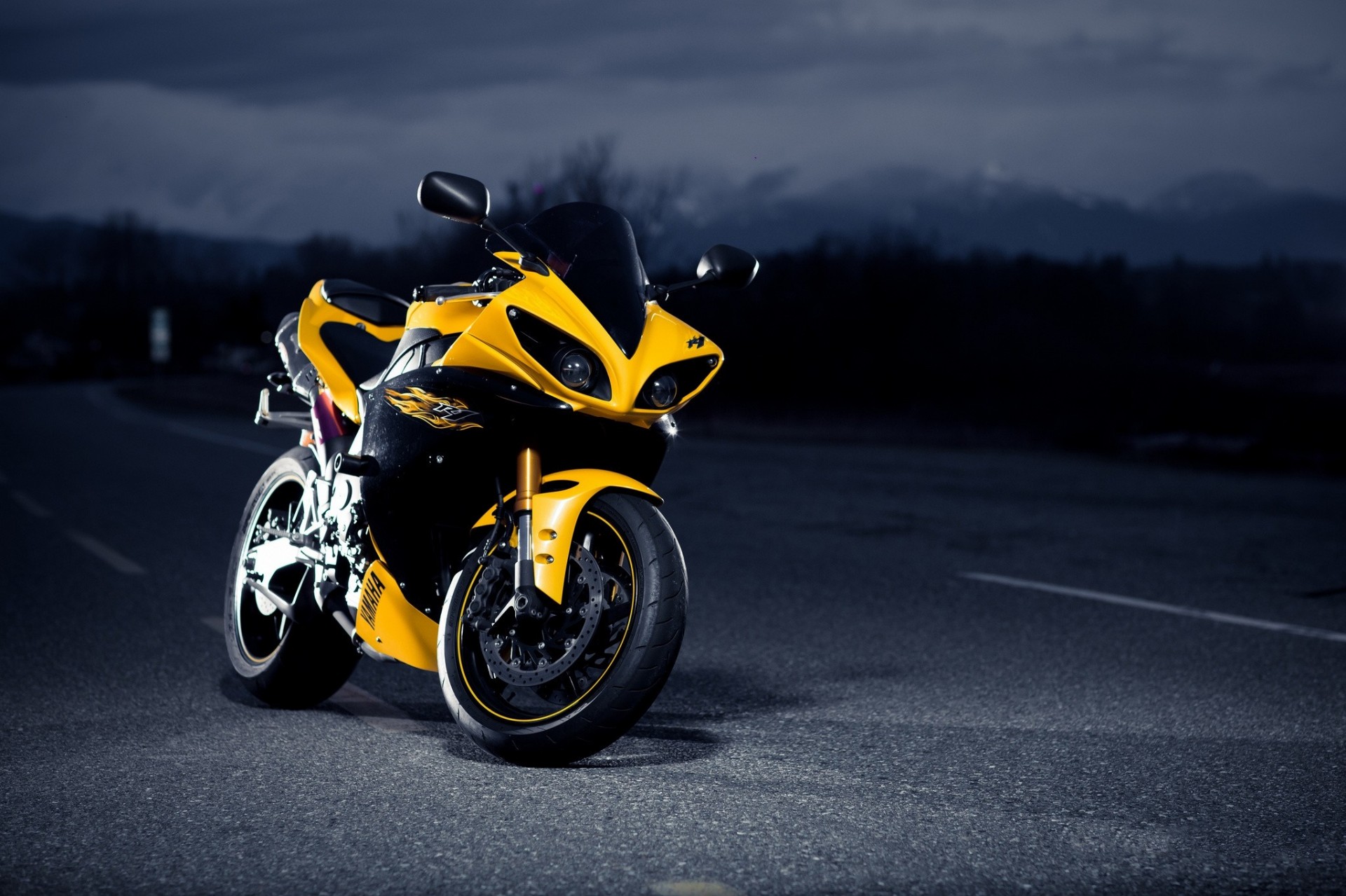 r1 route nuit noir superbike yamaha jaune