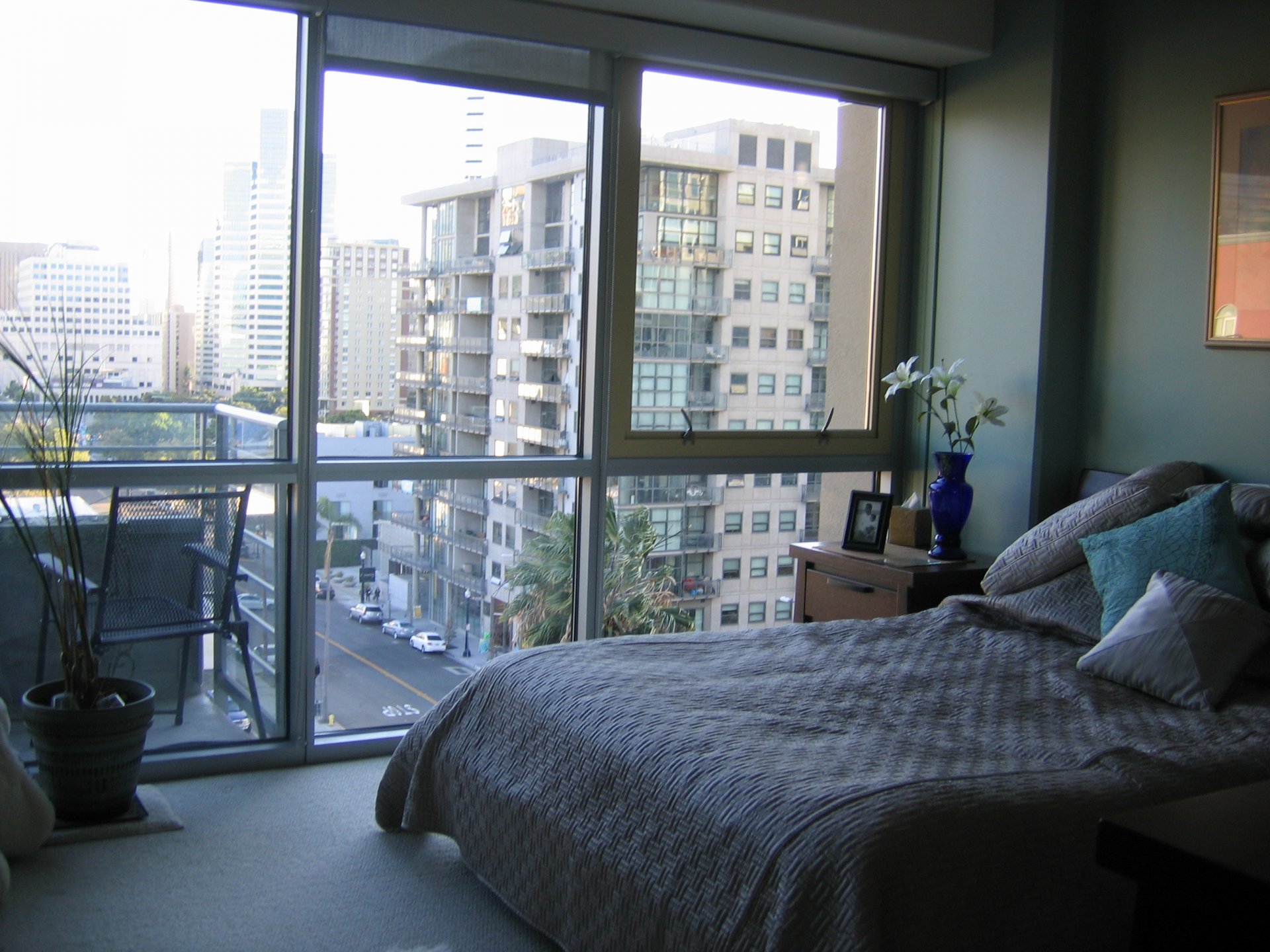 interior style design town apartment room bedroom views of the city from the room