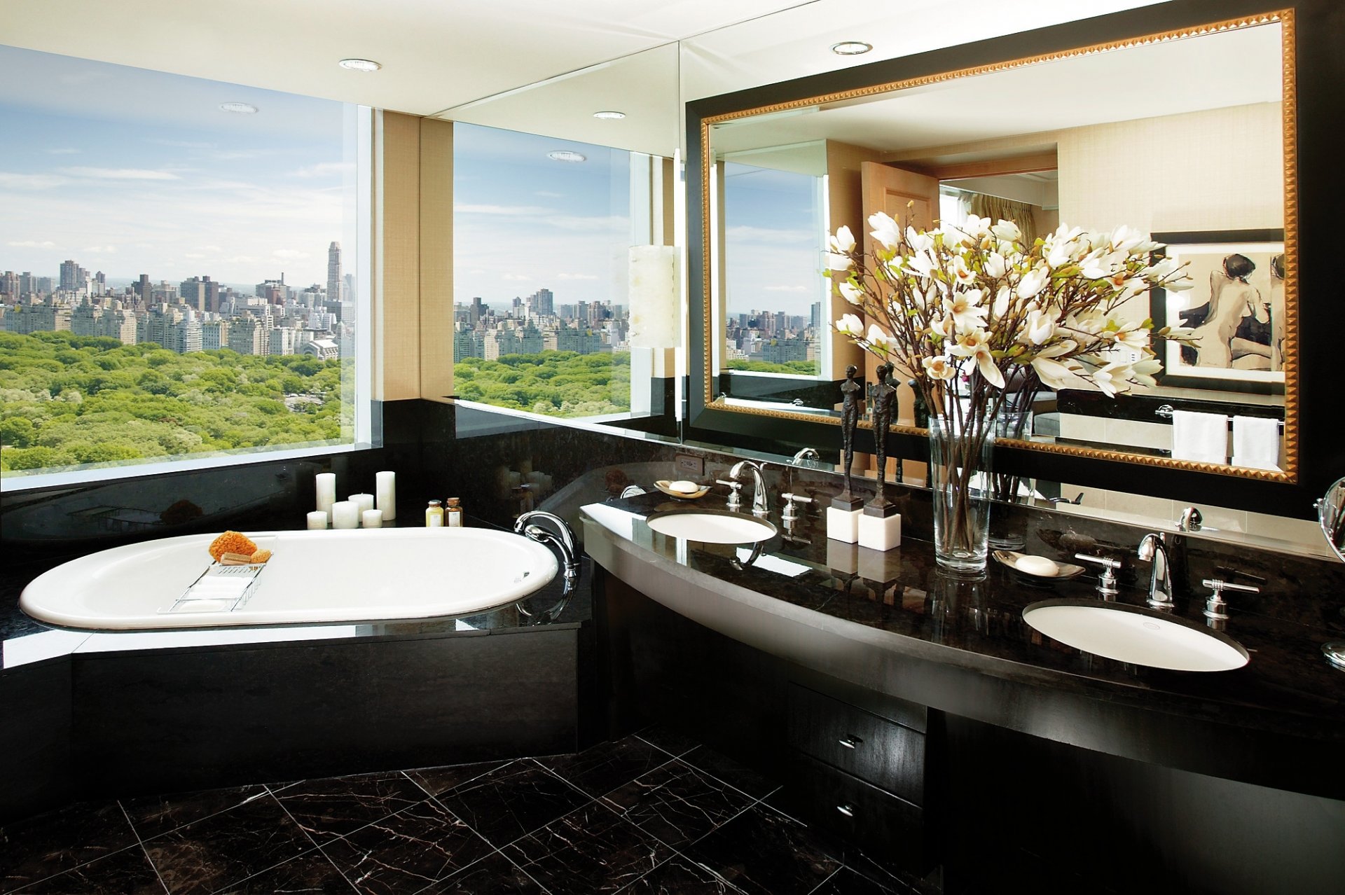 interior diseño estilo habitación cuarto de baño lavabos bañera azulejo negro espejo florero flores vista ciudad nueva york