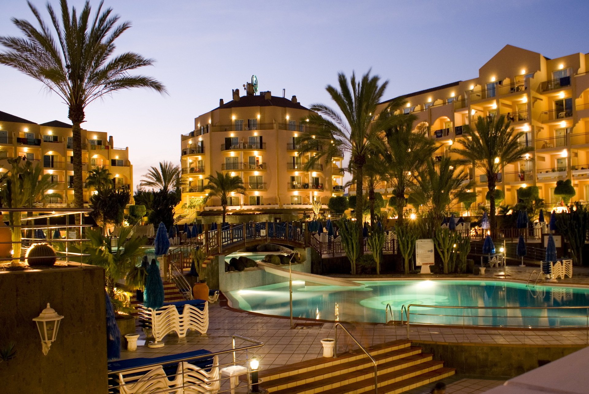 hotel resort spanien spanien schwimmbäder schwimmbad brücke architektur palmen abend