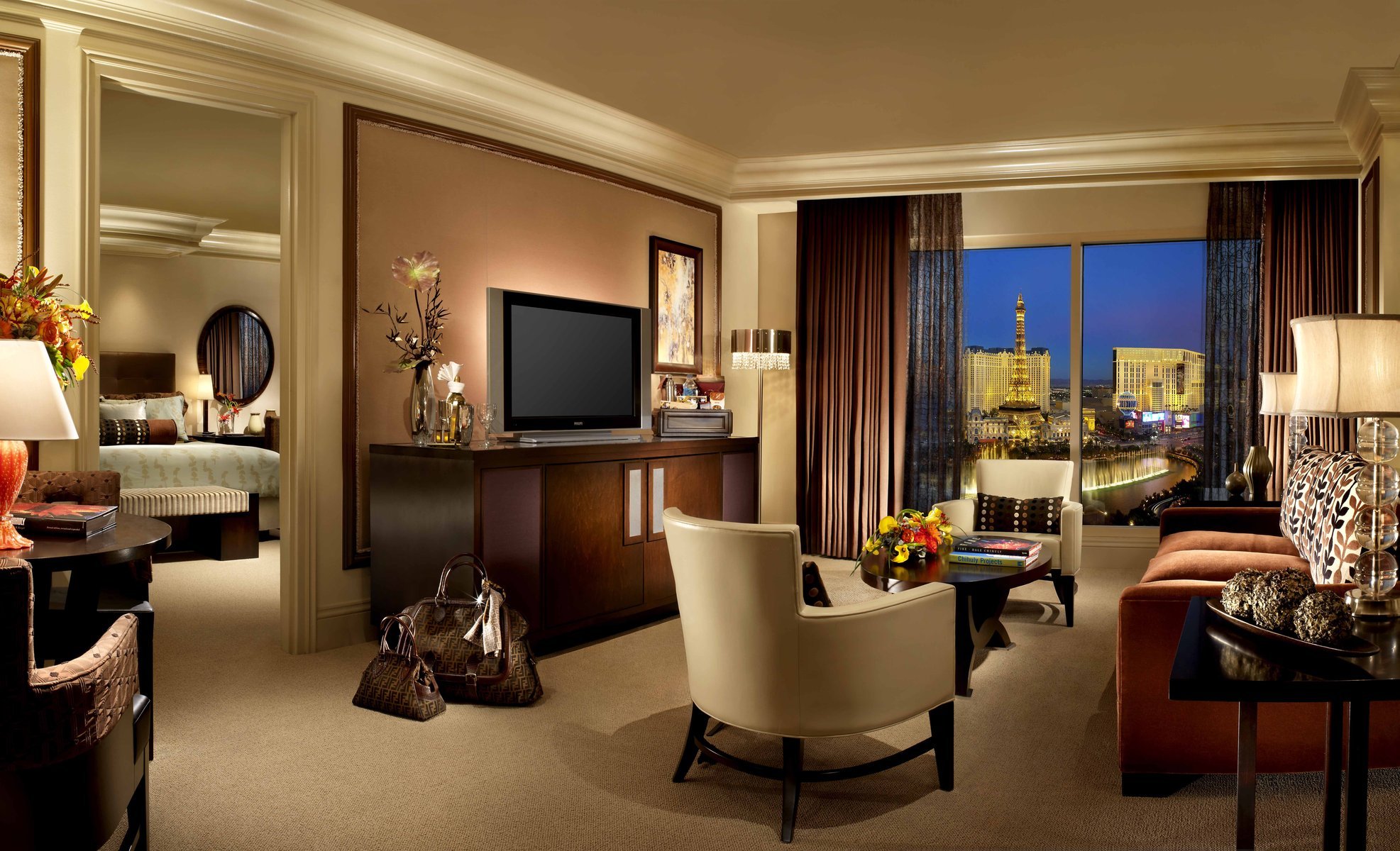 innenarchitektur des hotels bellagio suite las vegas zimmer hotel belagio las vegas schlafzimmer bett zimmer tv sofa sessel tisch vorhänge fenster hotels eiffelturm brunnen