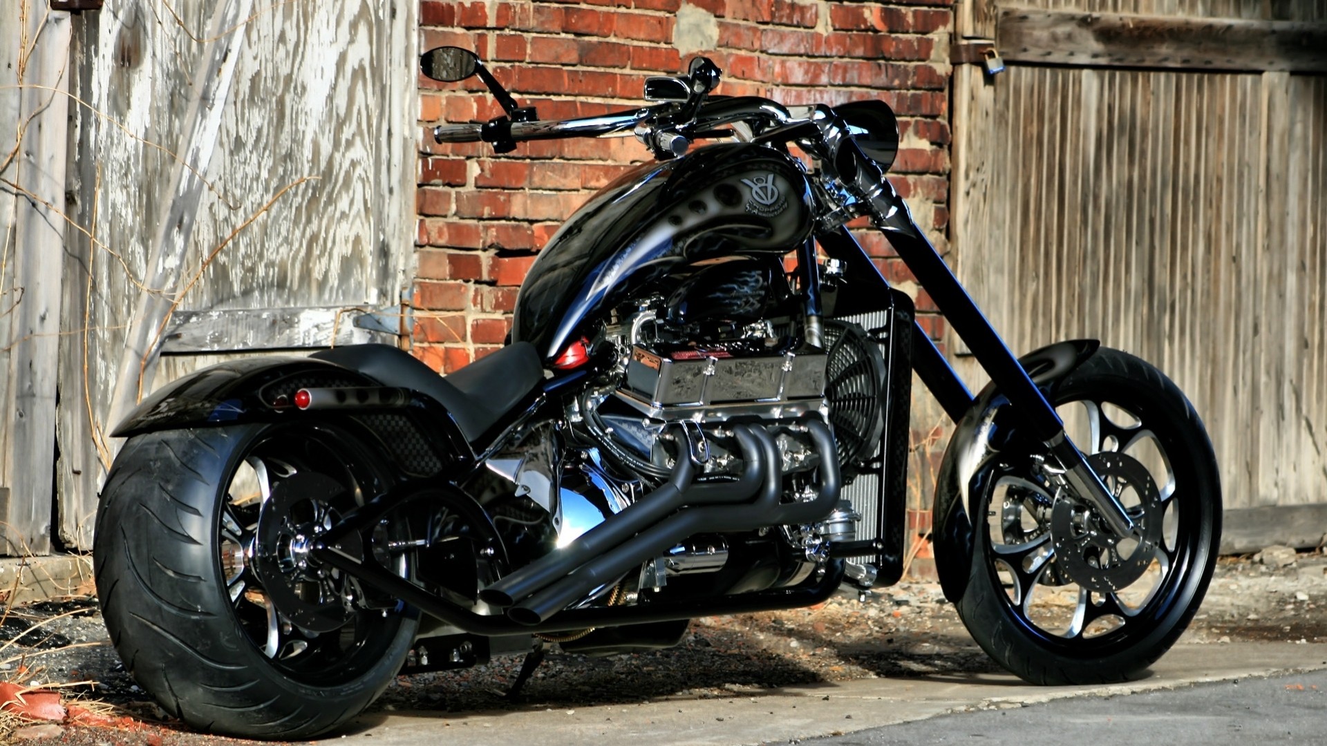 czarny chopper chrom motocykle