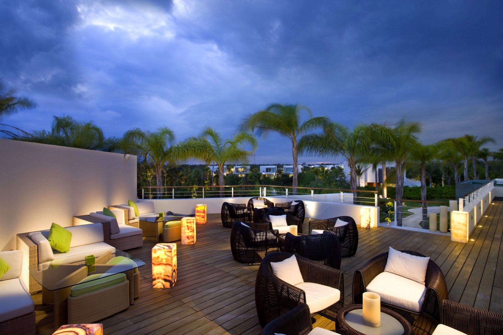 exterior estilo diseño terraza sillones mesas velas lámparas noche naturaleza palmeras