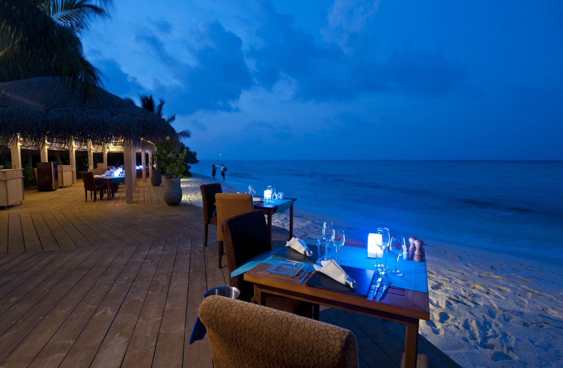 intérieur tables chaise serviettes vaisselle plage sable mer rivière eau ciel nuages fond d écran