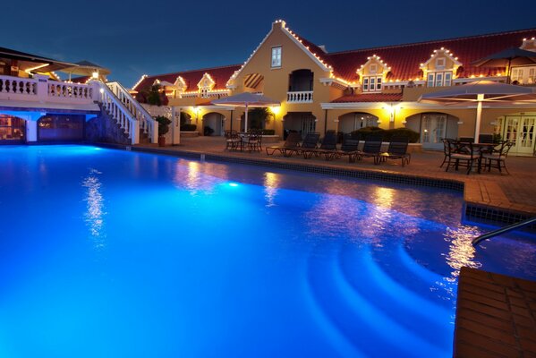 Terrazas en el hotel con una gran piscina