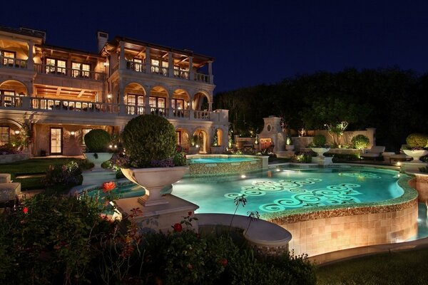 Dom w nocy i podświetlany basen