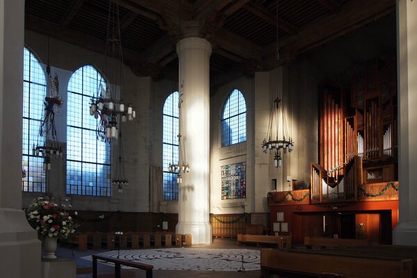 Sala d organo con colonne e candelabri