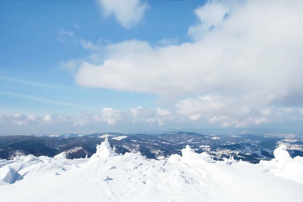 Ciel bleu et nuages dans les montagnes