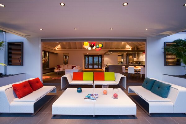 Diseño de sala de estar con sofás blancos