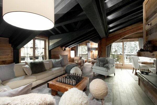 Salon intérieur élégant dans une maison de campagne avec un grand canapé blanc