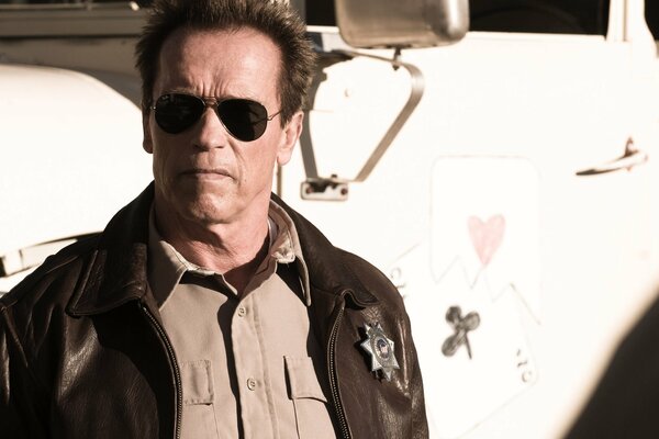 Arnold Schwarzenegger fotograma de la película el Regreso del héroe