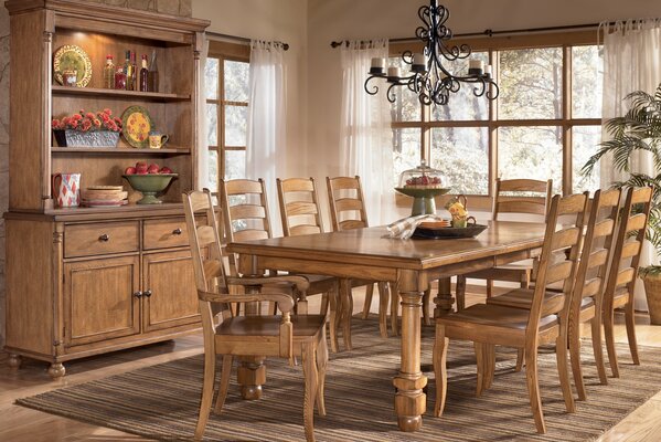 Jolie salle à manger avec des meubles en bois