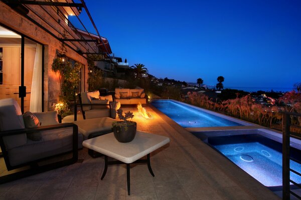 Piscina roja con muebles interesantes