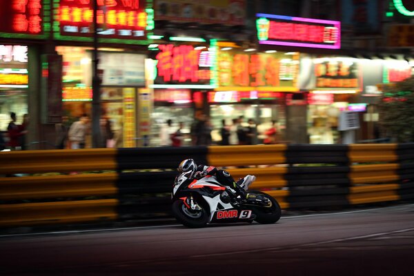 Moto deportiva en movimiento por las calles chinas