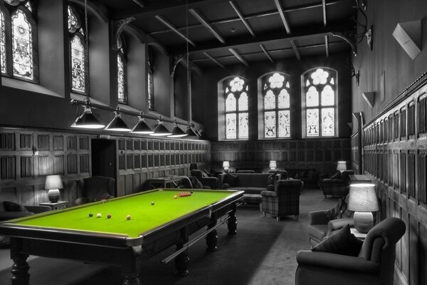 Intérieur de la salle de jeux avec table de billard