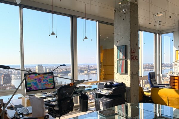 Conception de la salle de bureau avec des fenêtres à ossature