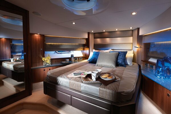 Intérieur de la cabine de luxe sur un yacht