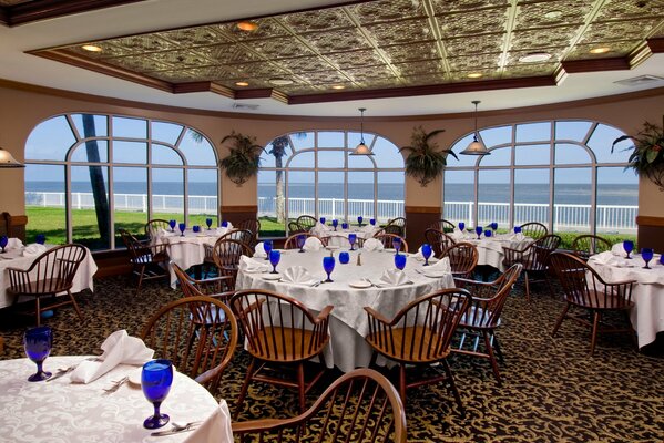 Interno del ristorante con vista sul mare