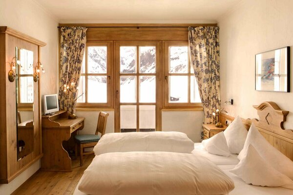 Das Schlafzimmer im Landhaus ist in hellen Farben gehalten