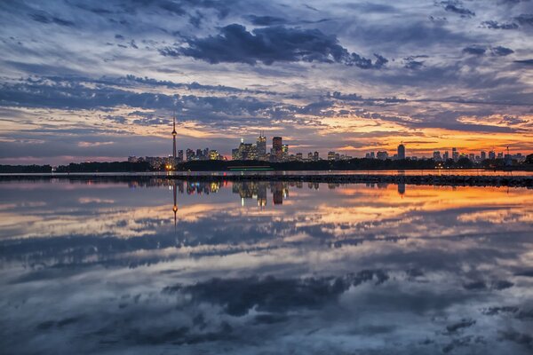 Cielo y mar al atardecer de la ciudad