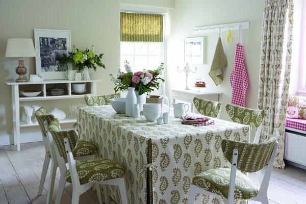 Interno della sala da pranzo in stile retrò